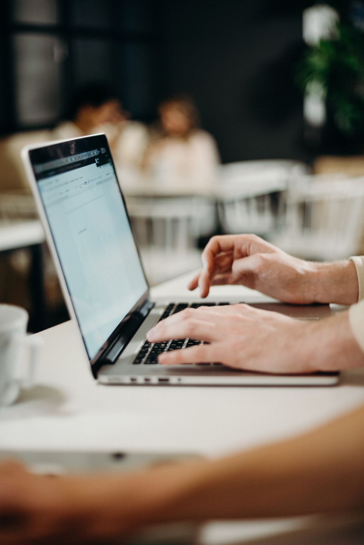 ノートパソコンでホームページ制作会社の料金を比較検討している様子