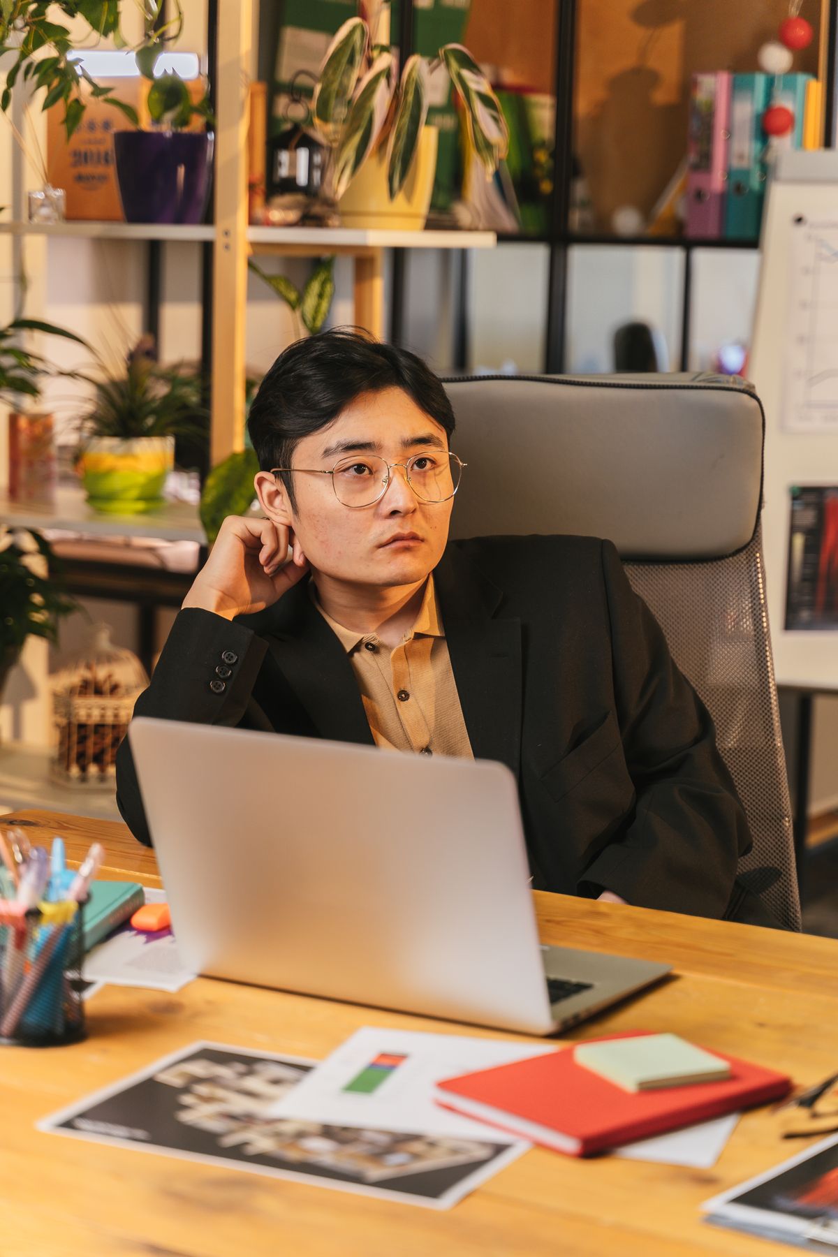ホームページを自分で作るか業者に頼むか比較する記事のアイキャッチ