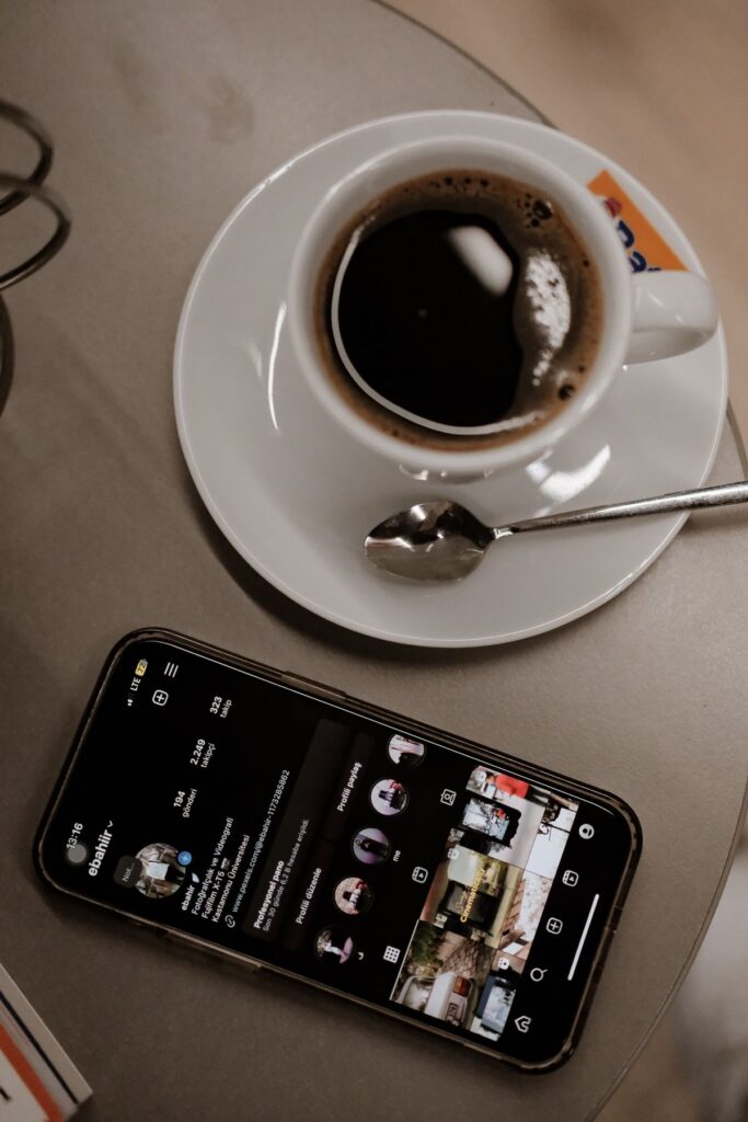 インスタだけの集客の限界とホームページの役割を解説する記事のアイキャッチ