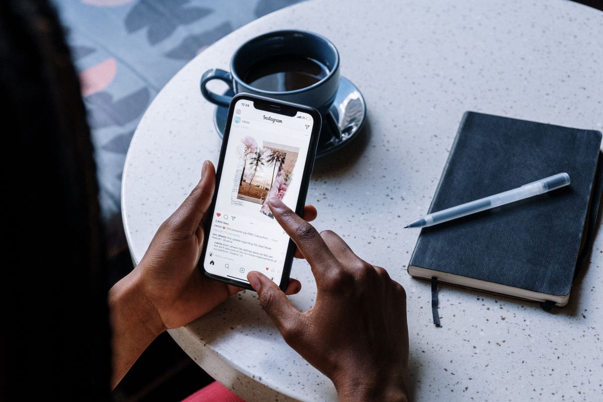 スマートフォンでInstagramの投稿を見ている様子