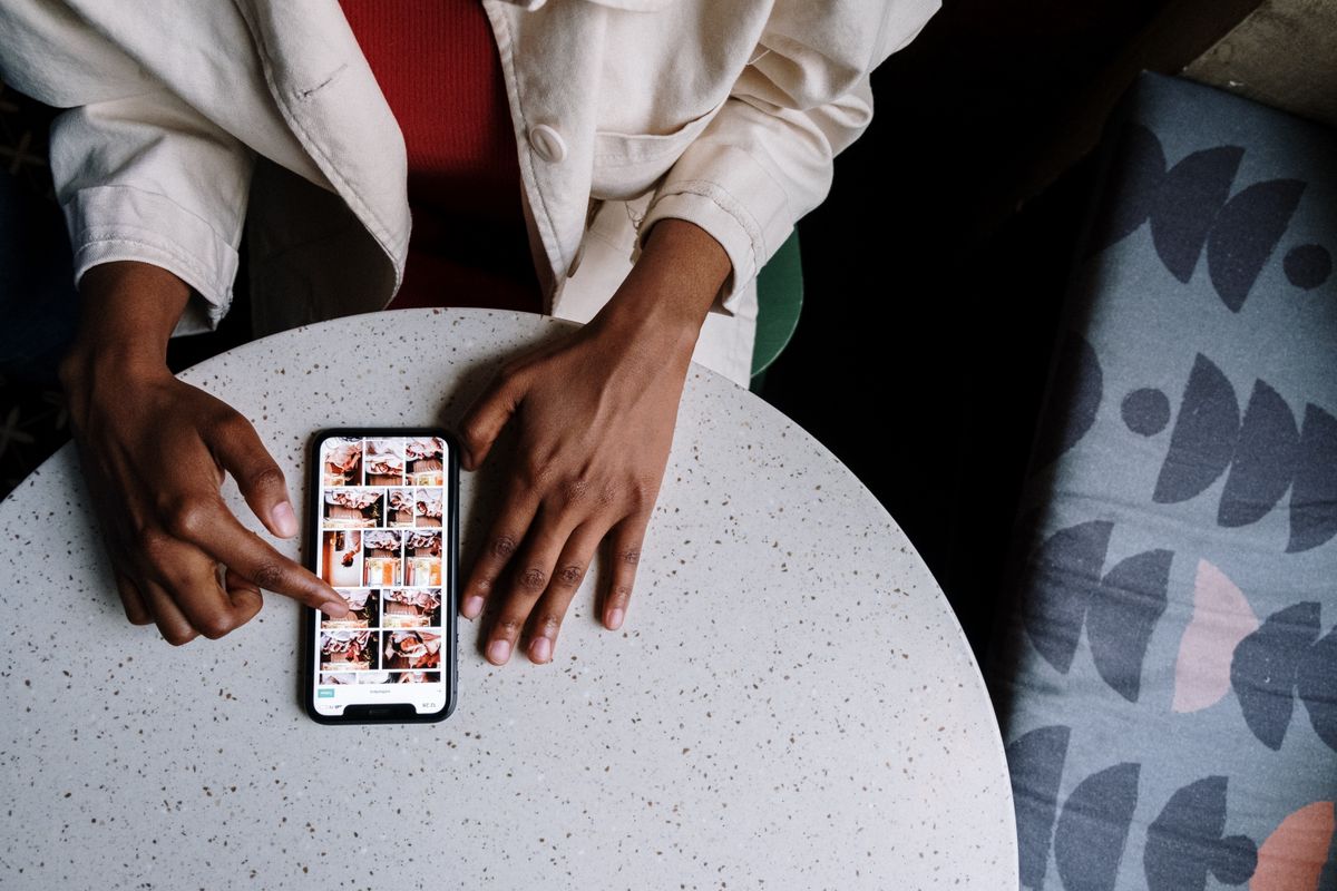 スマートフォンでInstagramのプロフィール設定を行っている様子
